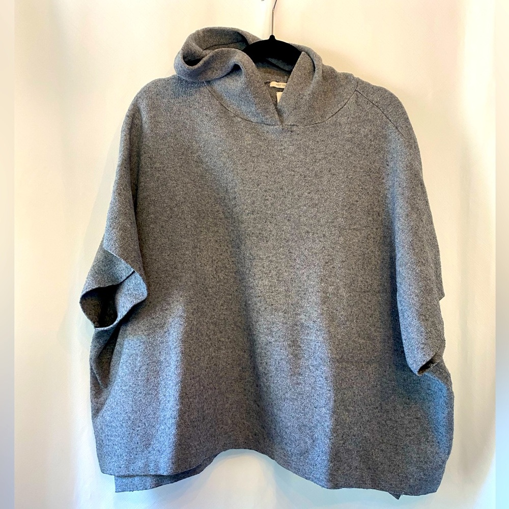 Zara Knitwear Fancy Collection Girls 11/12 Grey
Hooded Knit Poncho Cape Vest